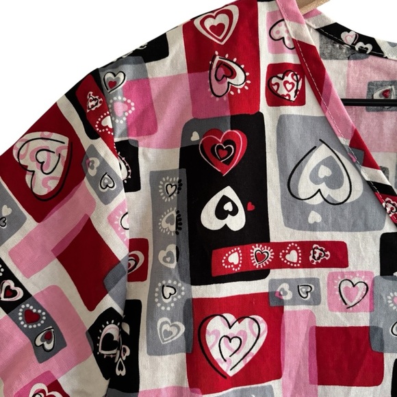 Heart and Card Pattern V-Neck Scrub Top Women’s Size Small - Picture 3 of 10